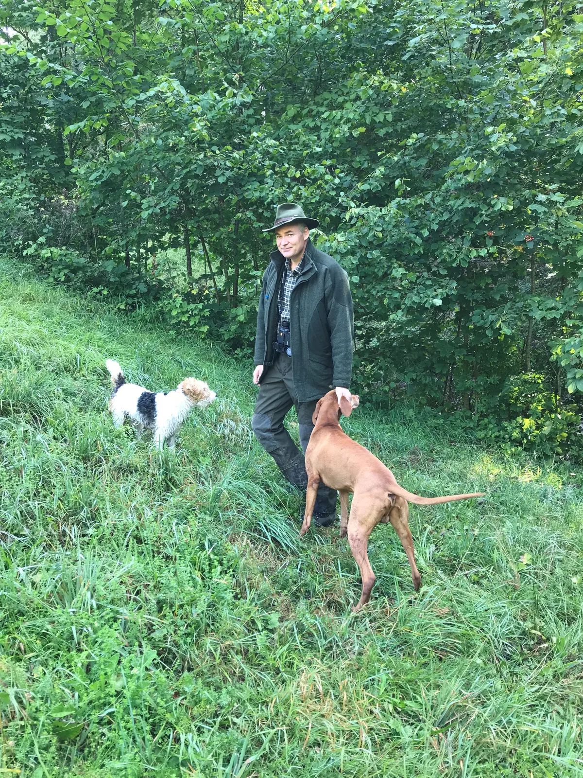 Man sieht Andreas Sudler mit seinen Jagdhunden im Wald.